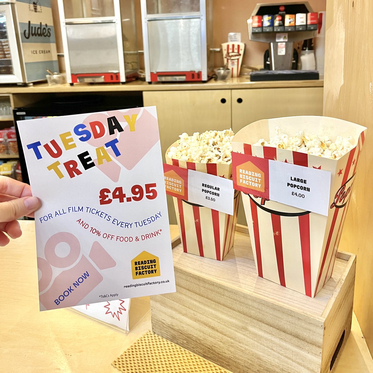 BroadStreetMall's tweet photo. Is it true that you'll get some peace and quiet if you put kids in front of a good film with some popcorn?🍿📽️
@Rdng_bsct_fctry kids food & drink combo and Tuesday treat to the rescue!🦸
#cinnema #kidactivity #halftermideas #cinnemadeals #kidscombo #reading #rdg #readingdayout https://t.co/i4ACV9Lrk4