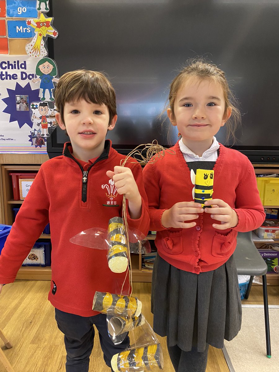 Year1PDCS's tweet photo. Wow what lovely Bumblebees that Kaydn and Bella have made for homework! Bendigedig! #CreativeEnterprising https://t.co/OBTGvPsItZ