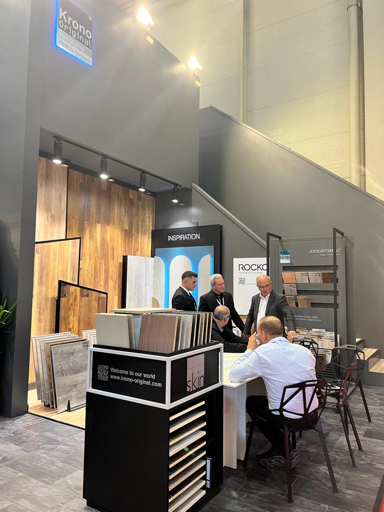 Kronospan's tweet photo. We're happy to be at #Intermob2022, where we're exhibiting various products & decor highlights corresponding to the trends of tomorrow.
๐๐๐ฅ๐ฅ ๐, ๐๐จ๐จ๐ญ๐ก ๐๐๐
Kronodesign Trends Decors
#SlimLineWorktops
Feelness collection
Laminate & SPC flooring
#Kronospan #Kronodesign https://t.co/E7ZKWZNQ8g