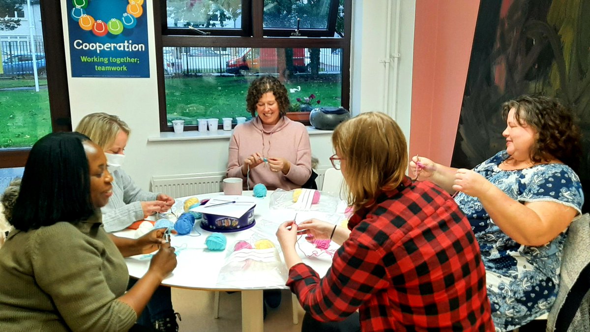 GreenhillsColl's tweet photo. Greenhills CC Crochet,Knit&Stitch club started this week! Really fun and enjoyable afternoon!!!Parents that knit together ❤ #parentssupportingparents #greenhillscommunitycollege #partnershipwithparents
#ddletb https://t.co/t6s9bvw8pO