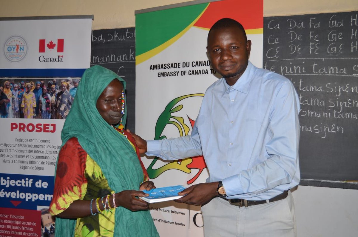 MaliGyin's tweet photo. Le mercredi, 19 octobre 2022, au Groupe Scolaire Fa KEITA de Pélengana, remise des kits d'alphabétisation en langue Bambara aux jeunes femmes déplacées internes bénéficiaires du PROSEJ.

#FCIL50
#FCIL2022
#Ambassa du Canada
#Ambassy of Mali https://t.co/mYI7vVir2F