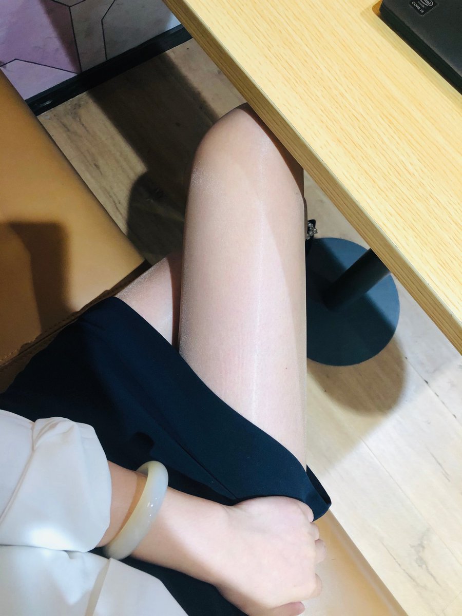 @limerencem 秋天的油亮丝安排起来！  @Dream_QY
#涞觅丝袜 
#肉丝
#丝袜
#美腿
#恋足 https://t.co/MknAsysiCj
