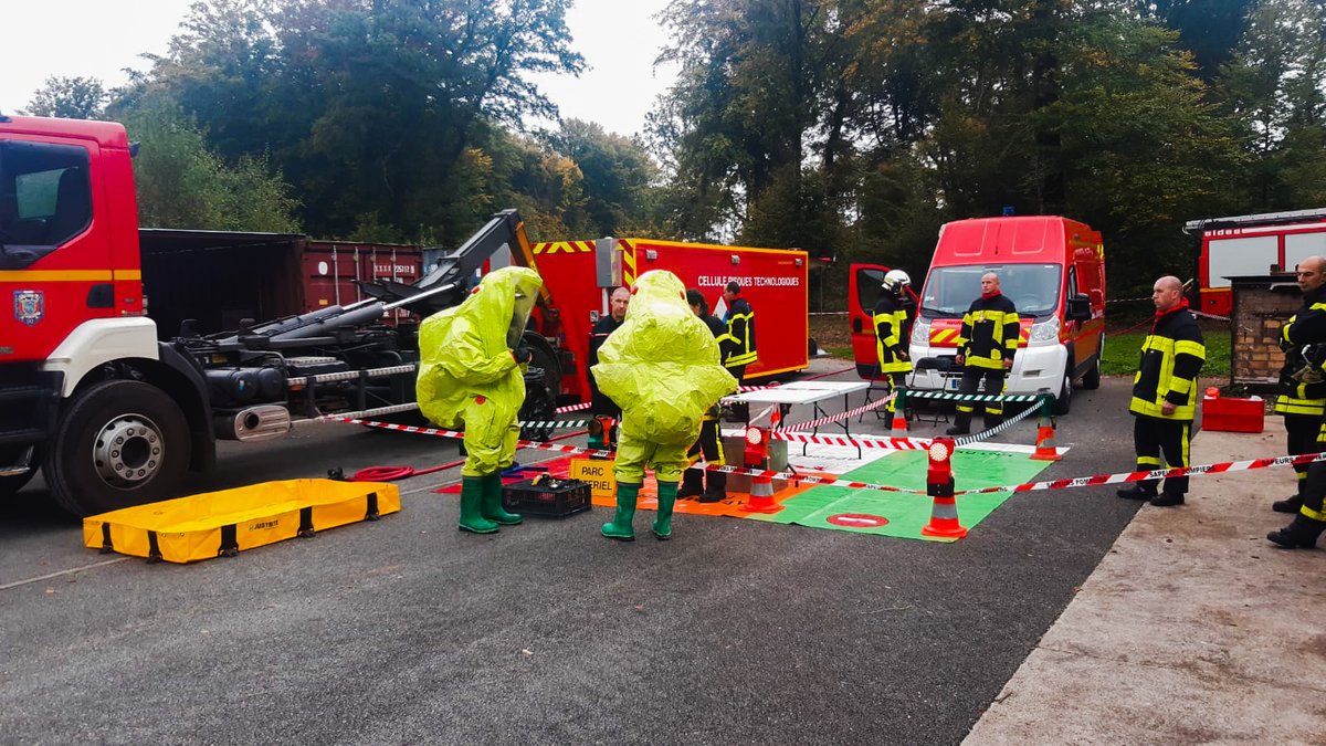 sdis25's tweet photo. [Formation]
Clap de fin pour le #stage #RCH2 (risques chimiques) mutualisé entre les #SDIS25 et #SDIS90. Après 2 semaines de mises en situations diverses afin de développer leurs connaissances et compétences, les 12 stagiaires sont désormais #chefs d'#équipe ! https://t.co/aDfp3swZ0I