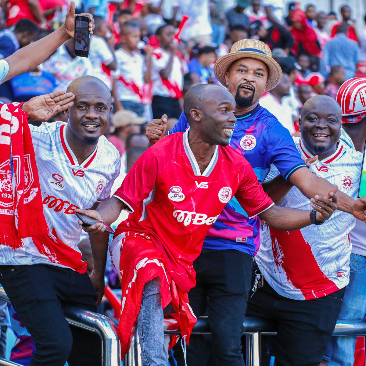 SimbaSCTanzania's tweet photo. Wanasimba, asanteni kwa kujitokeza kutushangilia 👐

#NguvuMoja https://t.co/JgntvSrPoR