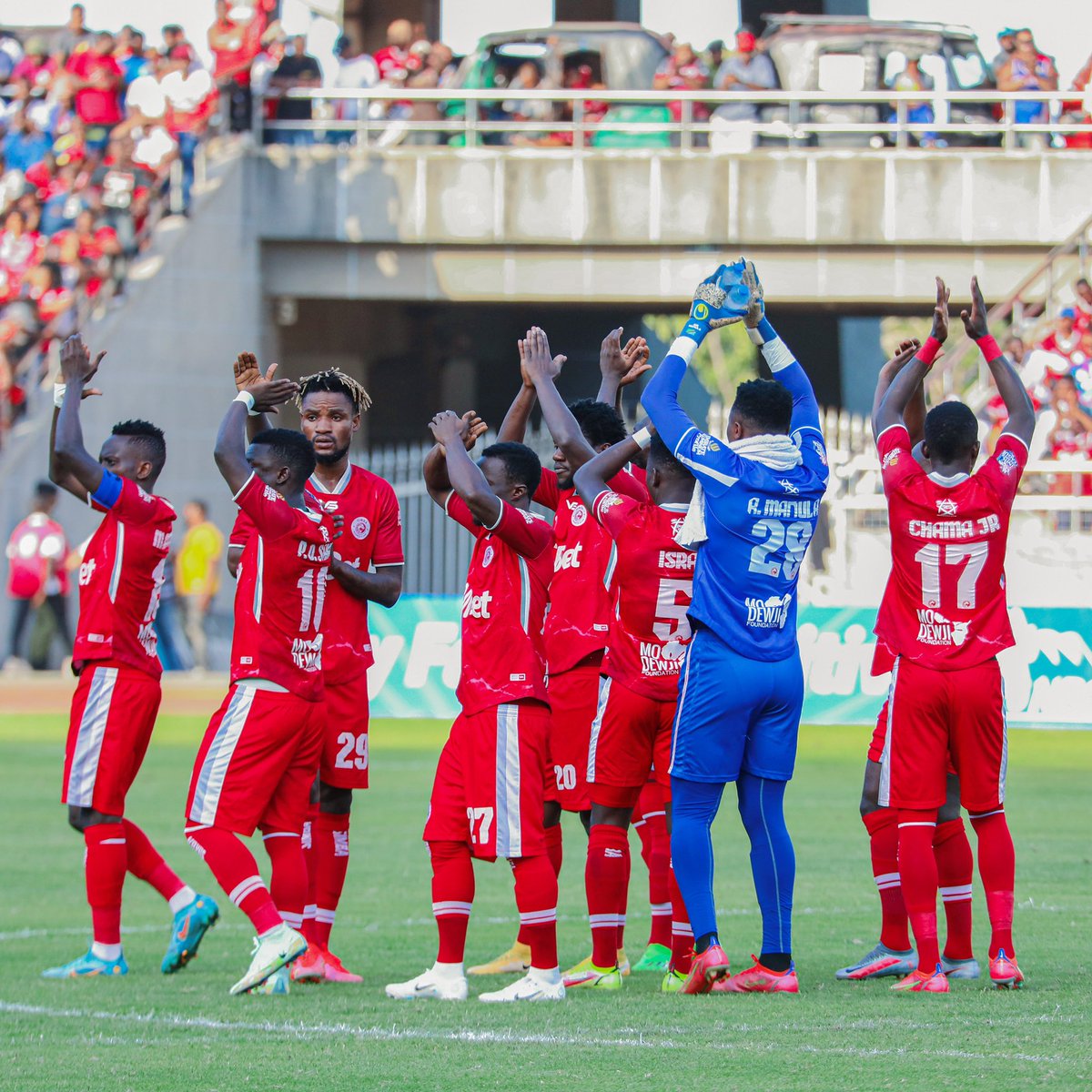 SimbaSCTanzania's tweet photo. Wanasimba, asanteni kwa kujitokeza kutushangilia 👐

#NguvuMoja https://t.co/JgntvSrPoR