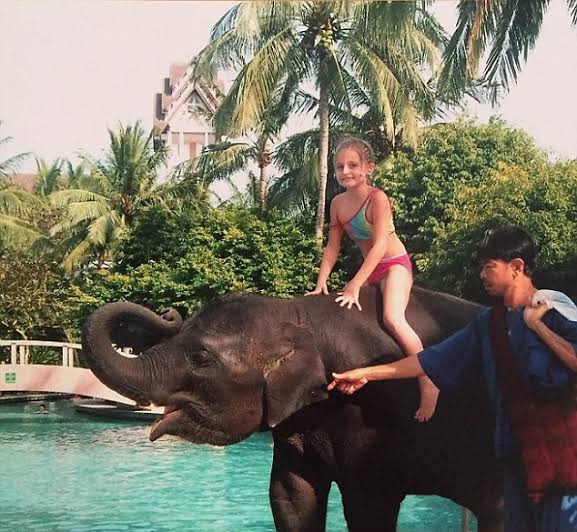 past2present_x's tweet photo. @Morbidful During the 2004 Tsunami that ravaged Indonesia's coastline, when the wave struck, the elephant took Amber on his back and ran to higher ground. When the wave crashed on them with all its power, it turned its back to create a wall to protect Amber
https://t.co/UVfKEBDLWj
