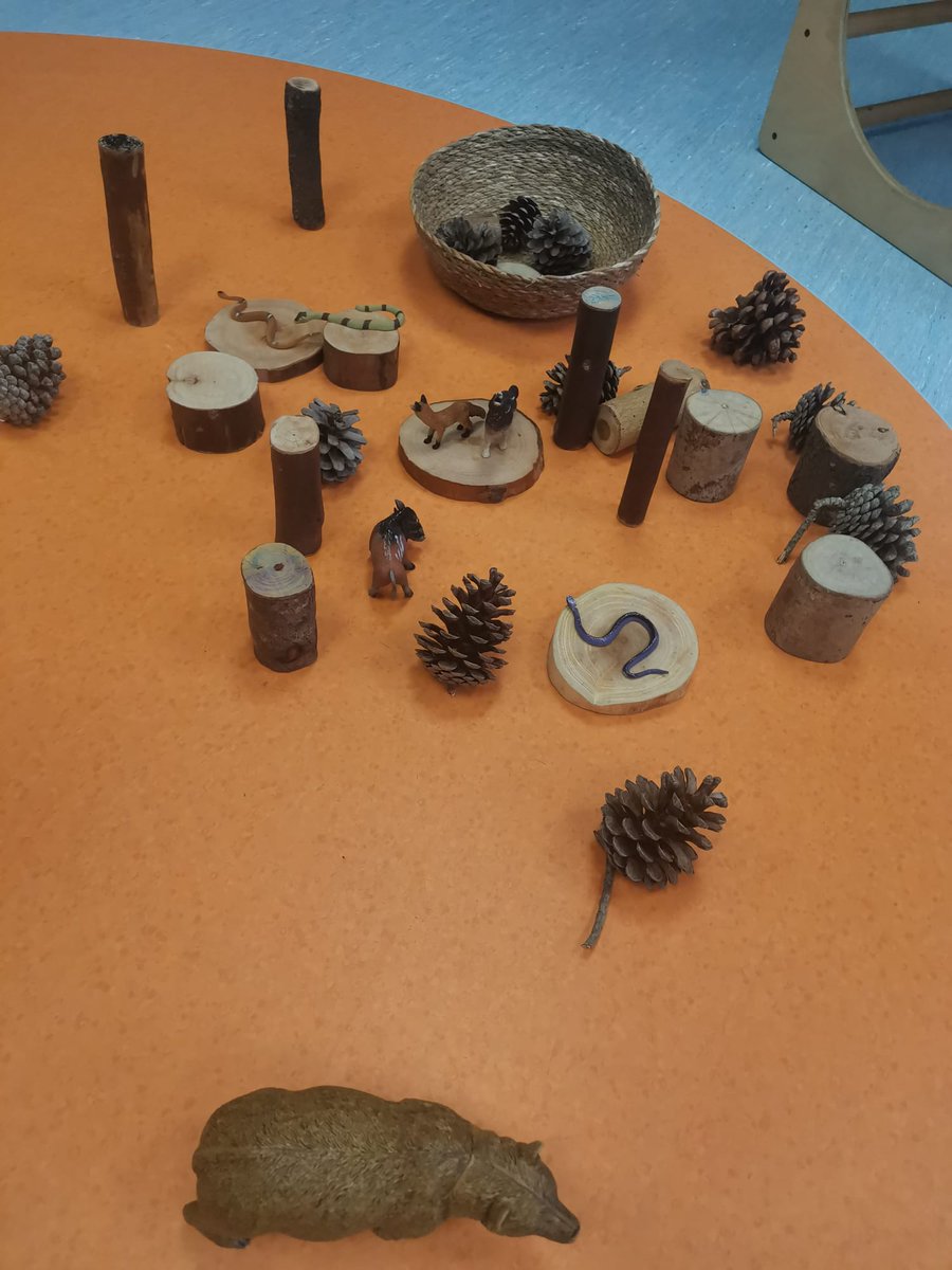 PadreDamianSSCC's tweet photo. P1 #LlarPadreDamianSSCC descobreixen els Minimons!
Els Minimons són representacions de mons reals o imaginaris creats a partir de peces soltes i altres elements, que poden ser més representatius i que conviden al #JocSimbolic.
A P2 pintan fulles de la tardor a l’atelier. https://t.co/ZKt62ULOxQ