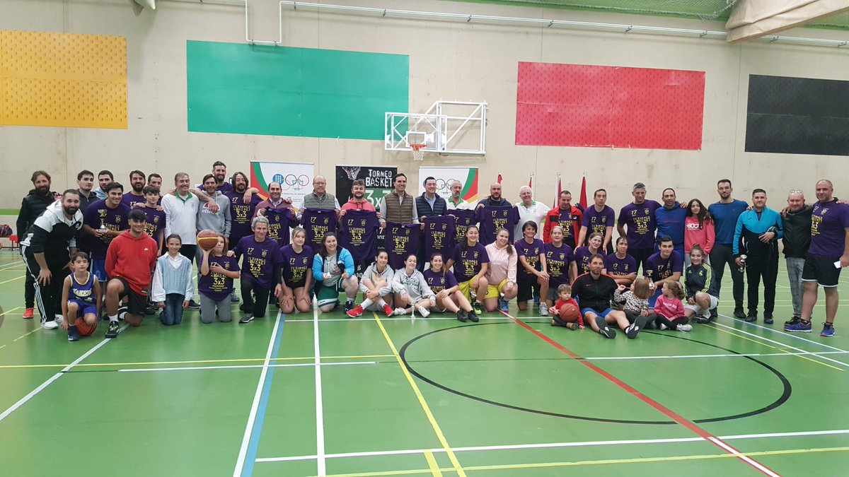AyuntamientoMDC's tweet photo. El alcalde, @GuzmanGomezMdC, junto a una representación de la corporación municipal asiste a la entrega de premios del IX torneo de Basket 3X3 memorial Dani Martín, organizado por "Los Chopos".
#MedinadelCampo https://t.co/luk31WzNsI