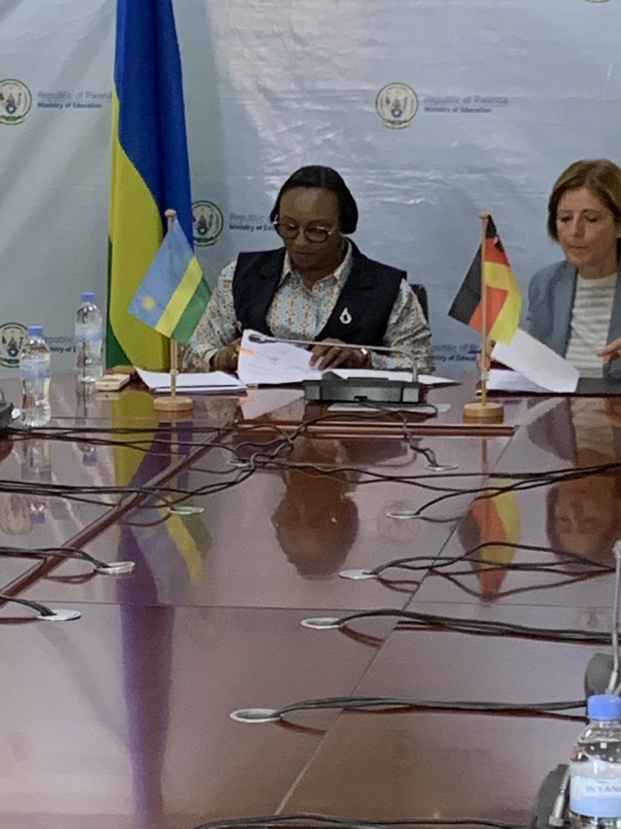 BaehnerAndrea's tweet photo. MP Malu #Dreyer &amp; ruandische Bildungsministerin V. Uwumariya unterzeichnen „Letter of Intent for Cooperation in the Field of Biotechnologie“. Momentum Biotechnologie Akademie RLP an TU Bingen &amp; Biotechnology Academy Kigali 🤝 für Fachkräfte und Wissenschaftler der Zukunft. https://t.co/fIM83ZKpGE