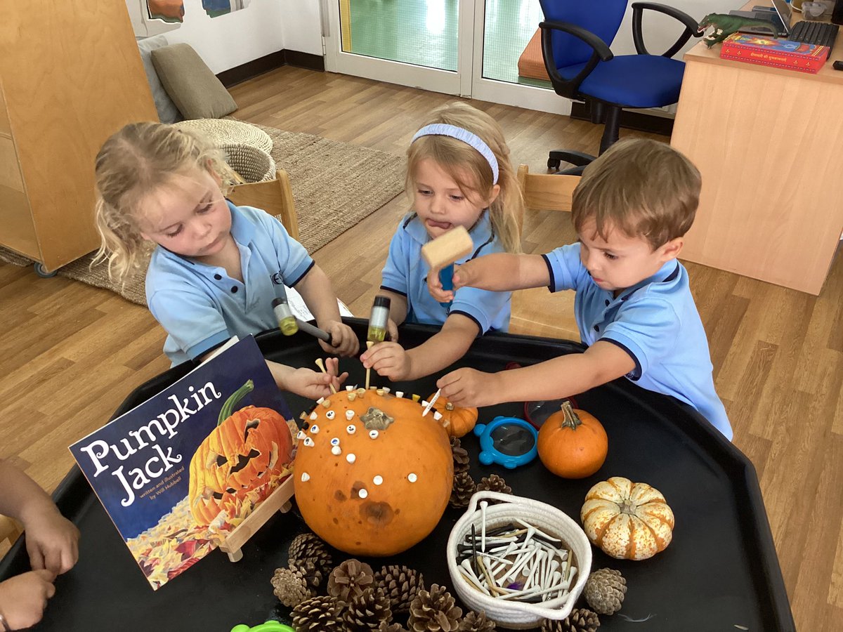 JESSjumeirahFS1's tweet photo. We have been developing our fine motor skills with pumpkins, a hammer and golf tees today! Look at our high levels of concentration🎃🔨 #JESSJumlearning #JESSJumeirah #EYFS https://t.co/DNtJH4JDj5