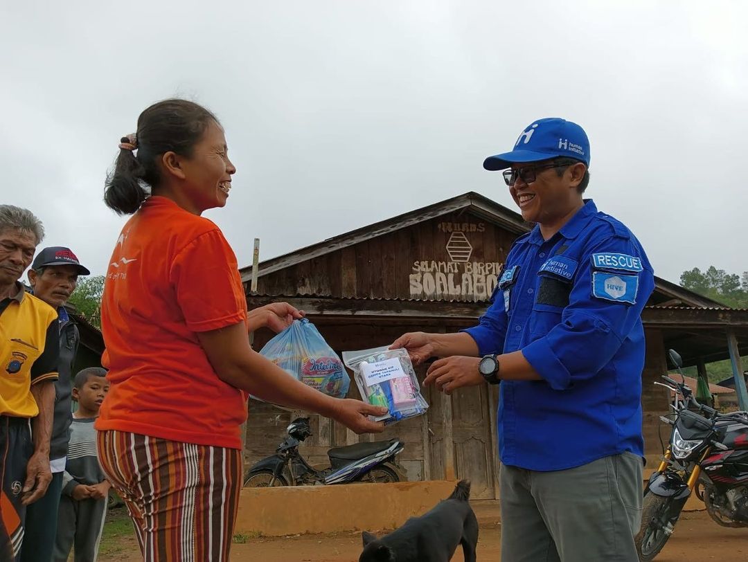 HumanIn_Aceh's tweet photo. Jum’at (21/10) berkat kepeduliaan dari para Donatur melalui Human Initaitive. Tim Respons @humaninitiative_sumut membagian Hygiene Kit untuk masyarakat yang terdampak gempa Tapanuli Utara

Kebahagiaan tercipta dari mereka karena rasa kepedulianmu. Semoga Allah SWT membalasnya https://t.co/EjV2oZPLIP