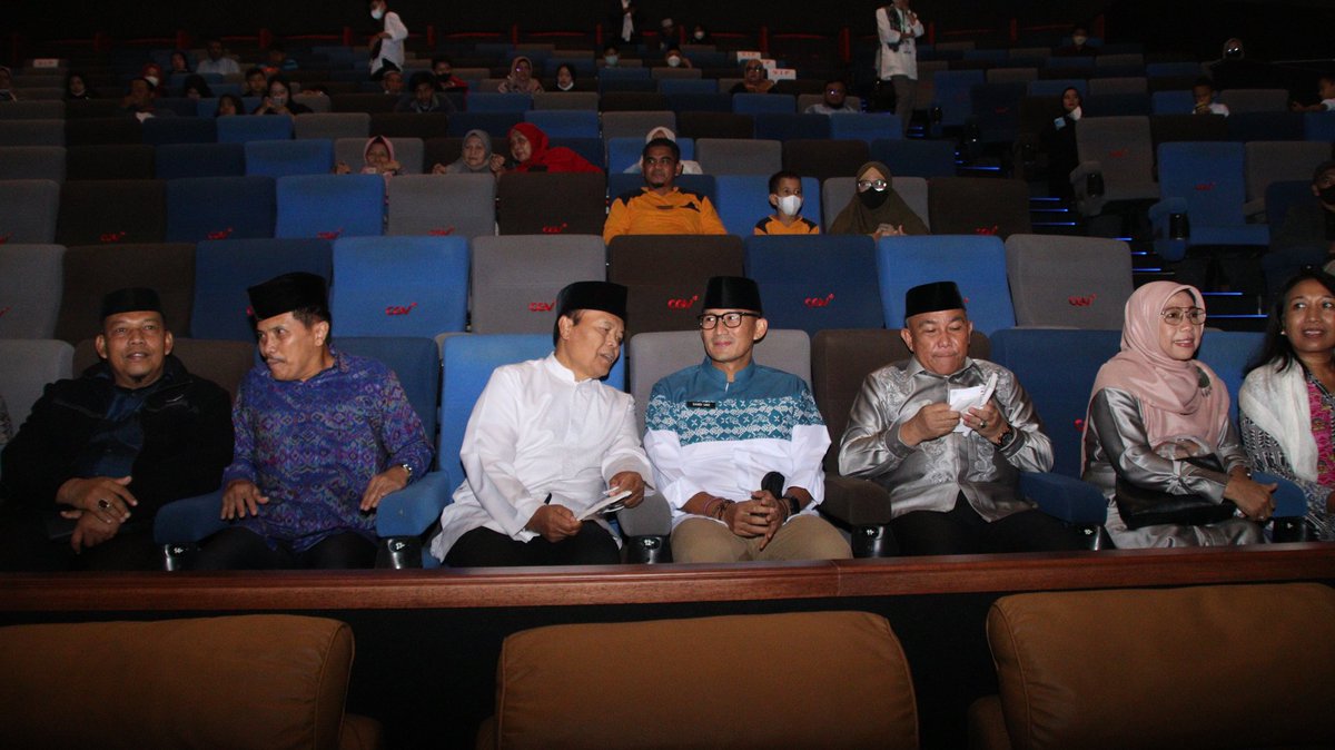 iksddepok's tweet photo. Hadir pada nobar tsb yaitu walikota Depok @IdrisAShomad wakil ketua MPR Ust. Hidayat Nur Wahid, mas menteri @sandiuno dan jg yg hadir krg lbh 800 org yg dibgi dlm 4 studi di CGV Depok https://t.co/LCfQNLnMyc