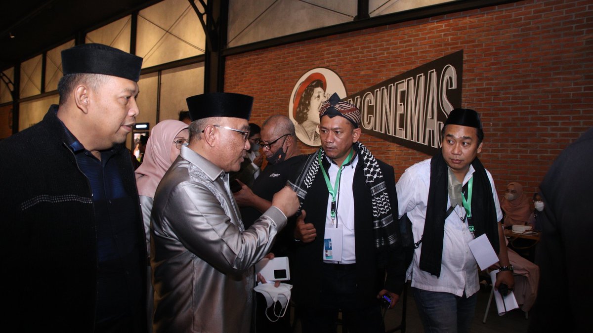iksddepok's tweet photo. Hadir pada nobar tsb yaitu walikota Depok @IdrisAShomad wakil ketua MPR Ust. Hidayat Nur Wahid, mas menteri @sandiuno dan jg yg hadir krg lbh 800 org yg dibgi dlm 4 studi di CGV Depok https://t.co/LCfQNLnMyc