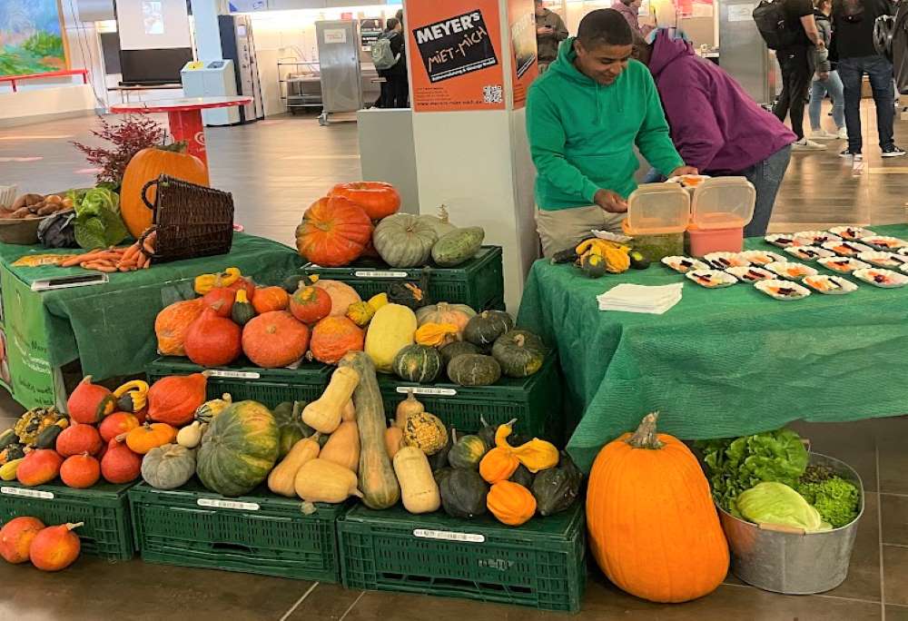 Ab Di., 25.10. laden wir euch drei Tage lang ein, unsere Mensen und Cafeterien sowie einige regionale Zulieferer/Produzenten kennen zu lernen. Die wechselnden Verkostungs-, Informations- und Aktivitäten-Stände findet ihr direkt im Foyer der Zentralmensa, immer von 11 bis 15 Uhr.