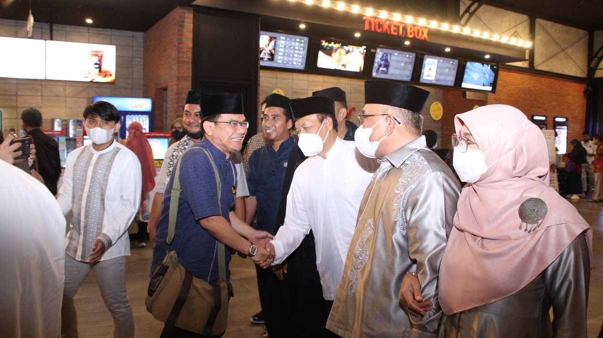 iksddepok's tweet photo. Hadir pada nobar tsb yaitu walikota Depok @IdrisAShomad wakil ketua MPR Ust. Hidayat Nur Wahid, mas menteri @sandiuno dan jg yg hadir krg lbh 800 org yg dibgi dlm 4 studi di CGV Depok https://t.co/LCfQNLnMyc