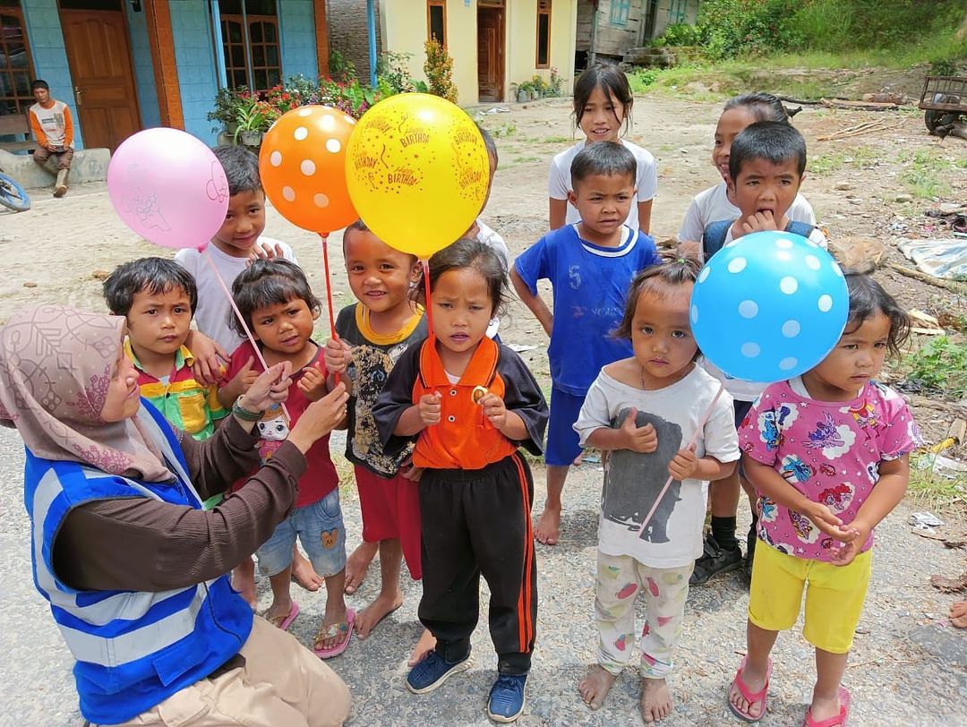 HumanIn_Aceh's tweet photo. Jum’at (20/10) @humaninitiative_sumut membagikan balon sebagai bentuk dukungan psikososial untuk Anak-Anak terdampak gempa di Tapanuli Utara

Terima kasih Sahabat Inisiator, kepeduliaanmu kepada mereka menghadirkan senyuman manis dari mereka

https://t.co/NGV1EJNivw https://t.co/6PmbgvPTAI