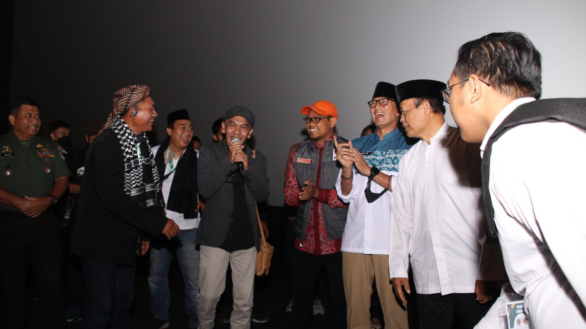 iksddepok's tweet photo. Testimoni dr tokoh2 yg hadir sngt berkesan trhdp film tsb... Mas Sigit Ariansyah selaku sutradaranya jg hadir dn memberikan kesan bahwa kegiatan nobar ini bertepatan dgn hari santri dan film ini jg melibatkan para santri dn dipanitiai oleh para santri... @sandiuno @IdrisAShomad https://t.co/aWY95eVhIg