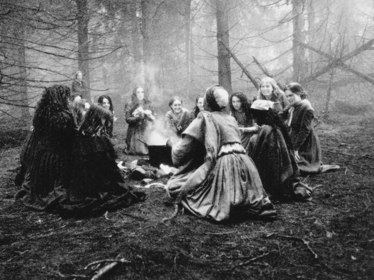 Esta semana queremos compartir un 🧵 de literatura sobre 𝕭𝖗𝖚𝖏𝖆𝖘. 
Historiografía, ensayos y narrativa. Ya sabéis que si se os ocurre algún título que falte podéis añadirlo libremente 🖤