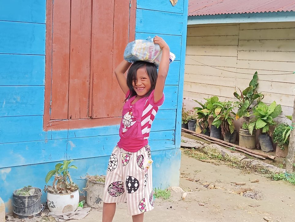 HumanIn_Aceh's tweet photo. Terima kasih telah peduli kepada saya pak, saya senang sekali 😊

Potret kebahagiaan Anak di Tapanuli Utara saat Tim Respons Human Initiative hadir ke sana dan membawa balon sebagai dukungan psikososial

Sahabat Inisiator, kepeduliaan kita sangat berarti untuk mereka. https://t.co/sgpgWSizLW