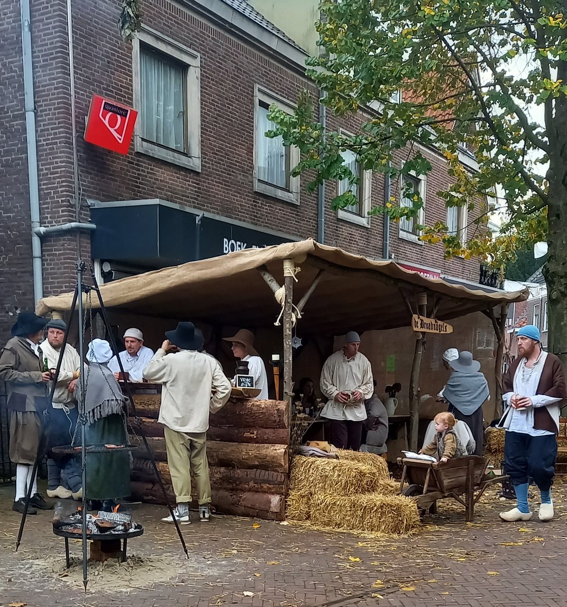 CharlotteHeins's tweet photo. @strategywoman Good morning Yaroslava & #warcoffee world.
Glad to read that it is quiet in Kyiv. Hope this applies to all of Ukraine (not read any news yet).
Stay safe ππ
πΈ an impression of our weekend in #Grolle (#Groenlo) in the year 1627. More pics & video's later today on my account. https://t.co/NhjbRQDbZt