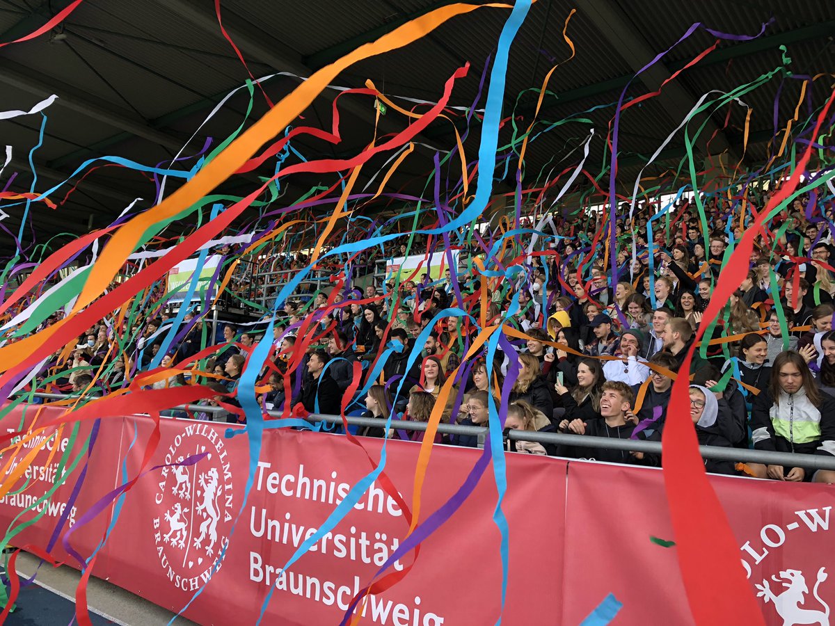 Wow! Das war die #Erstsemester-Begrüßung 2022 im Eintracht-Stadion! Wir wünschen allen Studienanfänger*innen einen guten Start an der #TUBraunschweig! 

#WelcomeToTUBraunschweig
<a href="/EintrachtBSNews/">Eintracht Braunschweig</a>