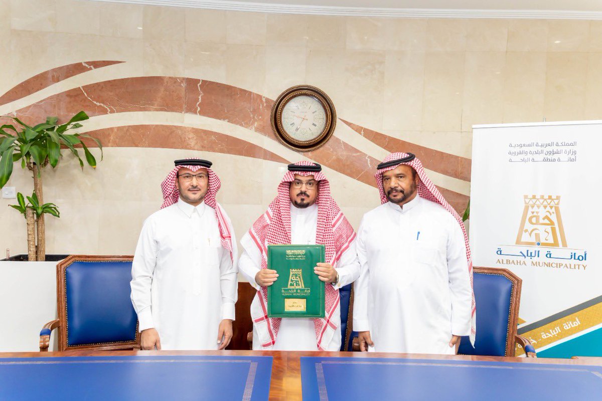 وقع #أمين_منطقة_الباحة الدكتور علي السواط عقود عدد من المشاريع للبلديات   (مشروع نظافة محافظة القرى والقرى التابعة لها - مشروع سفلتة مخططات المنح مخطط كرا الحائط  بلدية محافظة العقيق - ومشروع تحسين المشهد الحضري بمحافظة المندق) بملغ إجمالي وقدره (18.837.187 ريال سعودي).