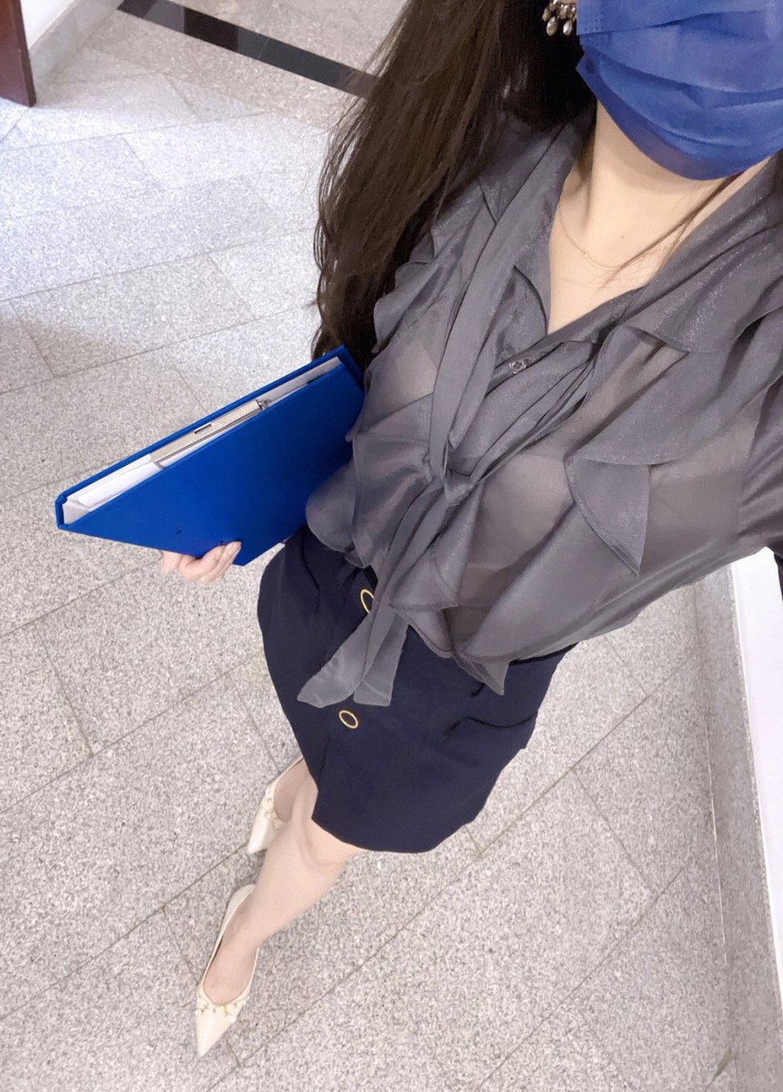 qqguai's tweet photo. 刚刚在办公室跟老领导做爱，吃完午饭才洗了个澡，太热就没穿内衣，直接穿就一条裙子。刚到办公室就被老领导就被带到一个办公室反锁了门被压沙发上，吓得我打了个冷颤😅
才压上来就试出我没穿内衣，一边揉胸一边脱我内裤，最后射到内裤上让我穿，🐶老男人，无语…… https://t.co/shJ4JdOeC9