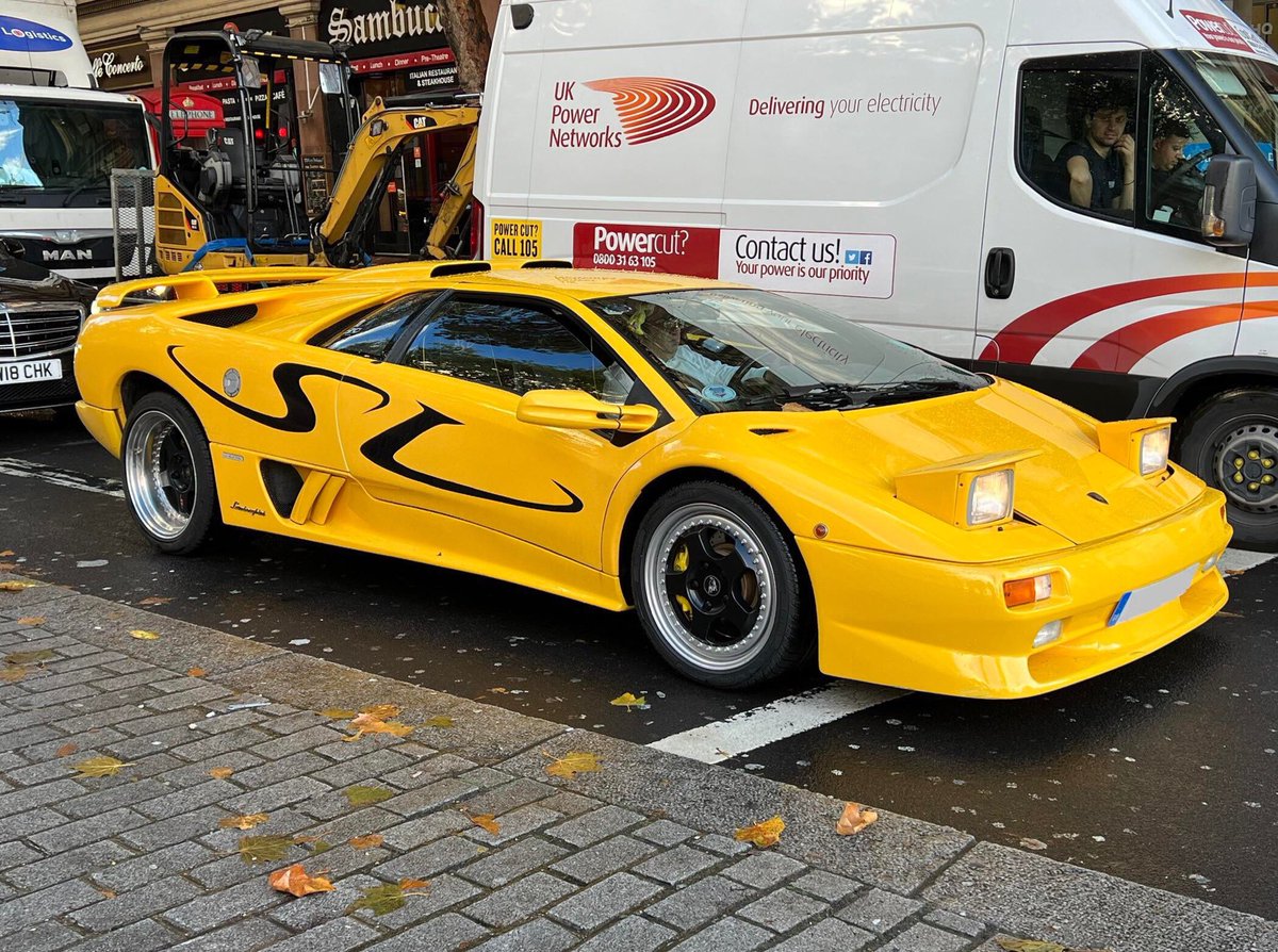 MonkeyMobil's tweet photo. Lamborghini Diablo SV🤯 #monkeymobil #lamborghinidiablo #supercars #HappyDiwali #세상에울려퍼져_에이티즈_4주년 https://t.co/ah7Xibr7Bw