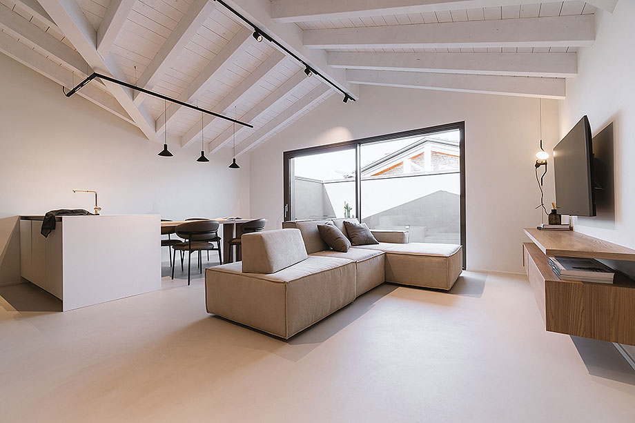Interior_es's tweet photo. Equilibradas formas geométricas y gradaciones cromáticas en tonos suaves y cálidos definen esta vivienda reformada por ZDA | Zupelli Design Architettura.
-> Fotografías: Matteo Sturla
-> https://t.co/Gydg1LSSpH
-> #interiors #designliving #kitchens #livings #bathrooms https://t.co/cO6b1nJuOa