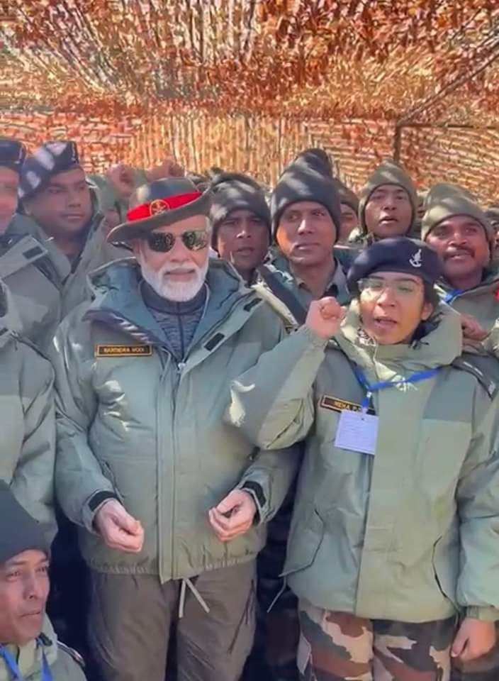 KSNBJP's tweet photo. ದೇಶದ ಹೆಮ್ಮೆ ವೀರ ಯೋಧರೊಂದಿಗೆ ಪ್ರಧಾನಿ ಮೋದಿ.
ಕಾರ್ಗಿಲ್ ನಲ್ಲಿ ಯೋಧರೊಂದಿಗೆ ಬೆಳಕಿನ ಹಬ್ಬ ದೀಪಾವಳಿ ಆಚರಿಸಿ, ಶುಭ ಕೋರಿದರು.
ಜೈ ಜವಾನ್.
#modiinkargil #deepavali #modiwithsoldiers #soldiers #NarendraModi #NarendraModiji #Modi https://t.co/XLMXQZjl5x