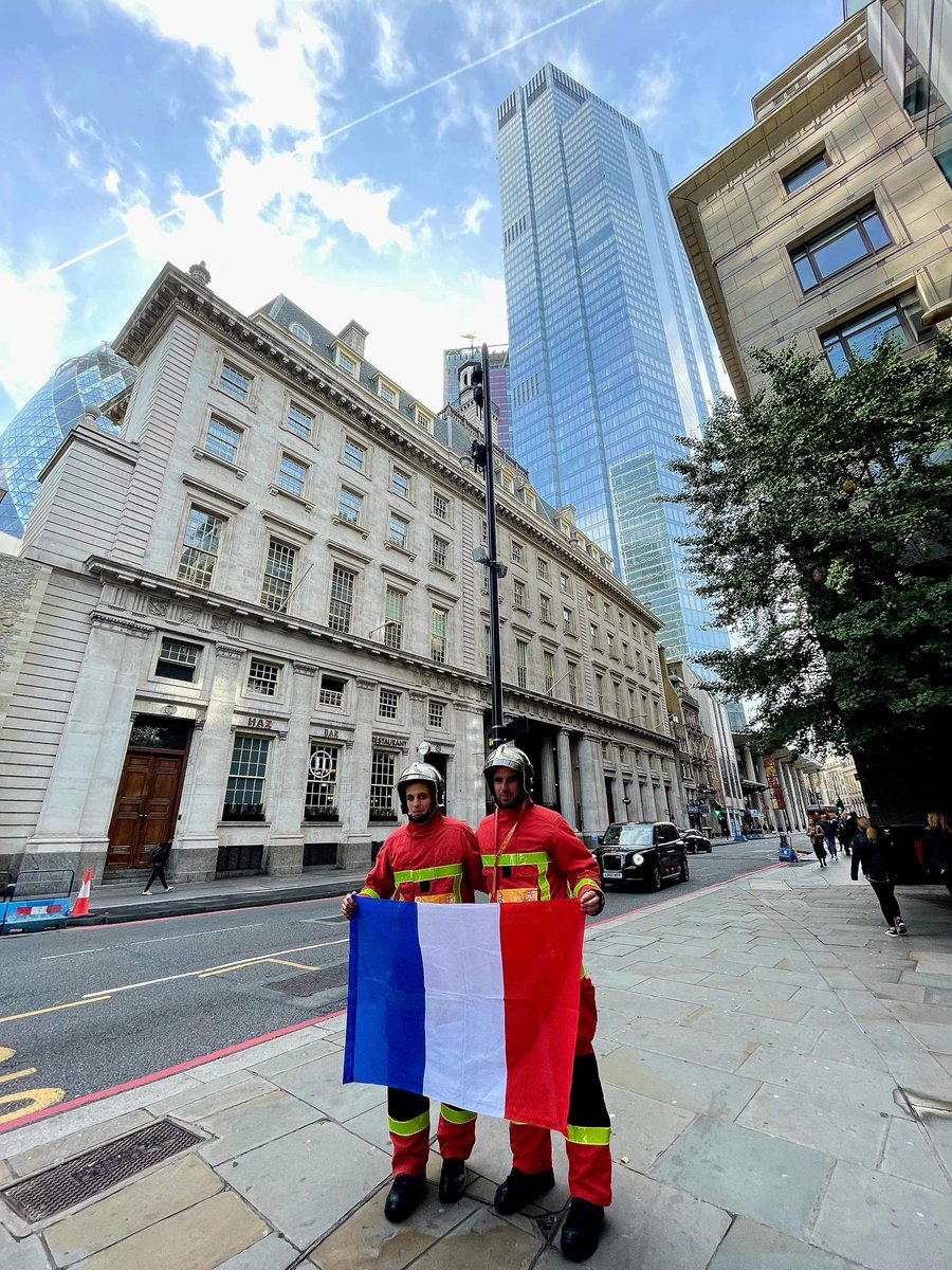 SapeursA's tweet photo. [ 🇫🇷 SPORT 🇬🇧] Le SCH Mathieu et le CPL Mickaël #SPP dans le #Vaucluse au CSP Avignon à #Avignon ont relevé le défi de la RNLI TOWER RUN à LONDRES ➡️ 1120 marches à gravir en tenue de feu du @sdis84. Ils se classent 48/200 en 13min 25 ⏱️ https://t.co/fP9oiFhNZR