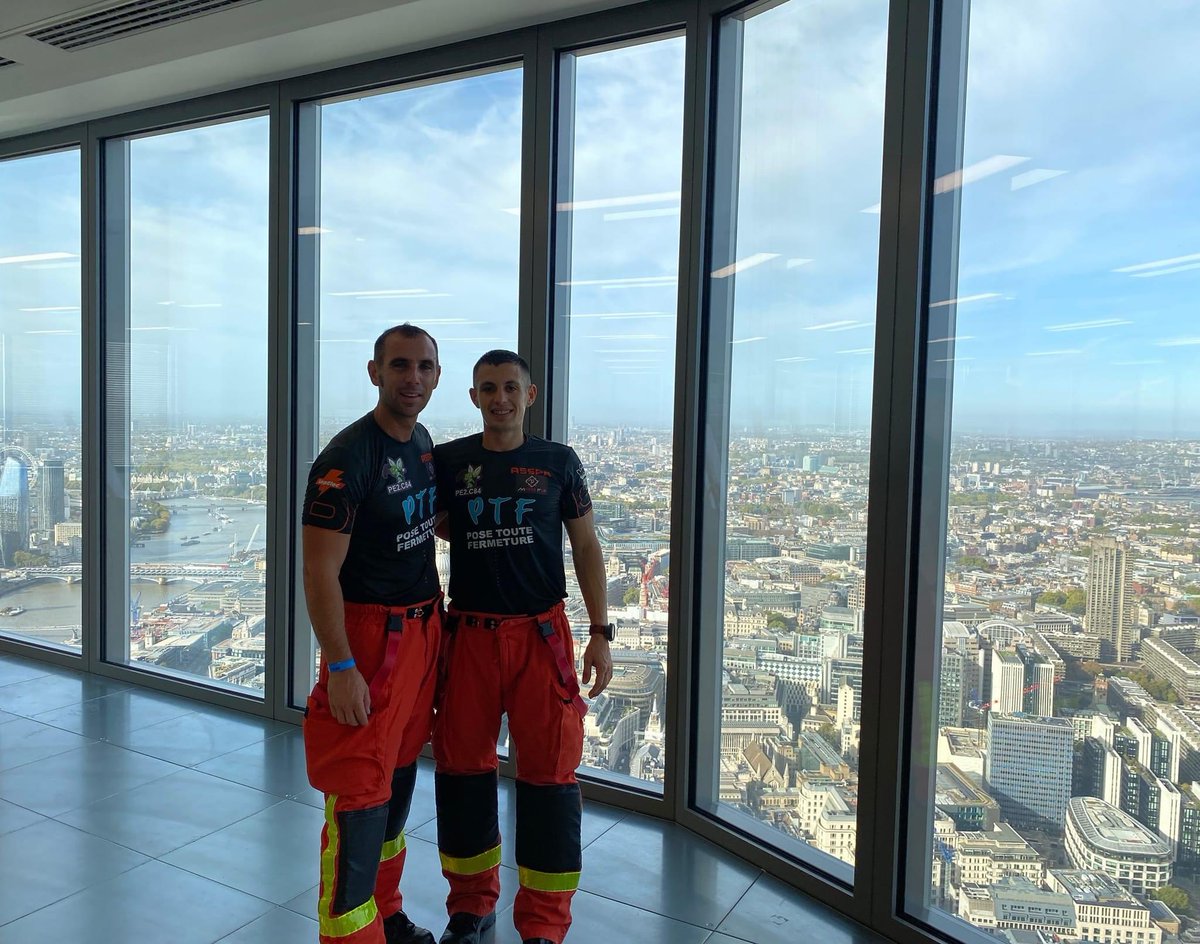 SapeursA's tweet photo. [ 🇫🇷 SPORT 🇬🇧] Le SCH Mathieu et le CPL Mickaël #SPP dans le #Vaucluse au CSP Avignon à #Avignon ont relevé le défi de la RNLI TOWER RUN à LONDRES ➡️ 1120 marches à gravir en tenue de feu du @sdis84. Ils se classent 48/200 en 13min 25 ⏱️ https://t.co/fP9oiFhNZR