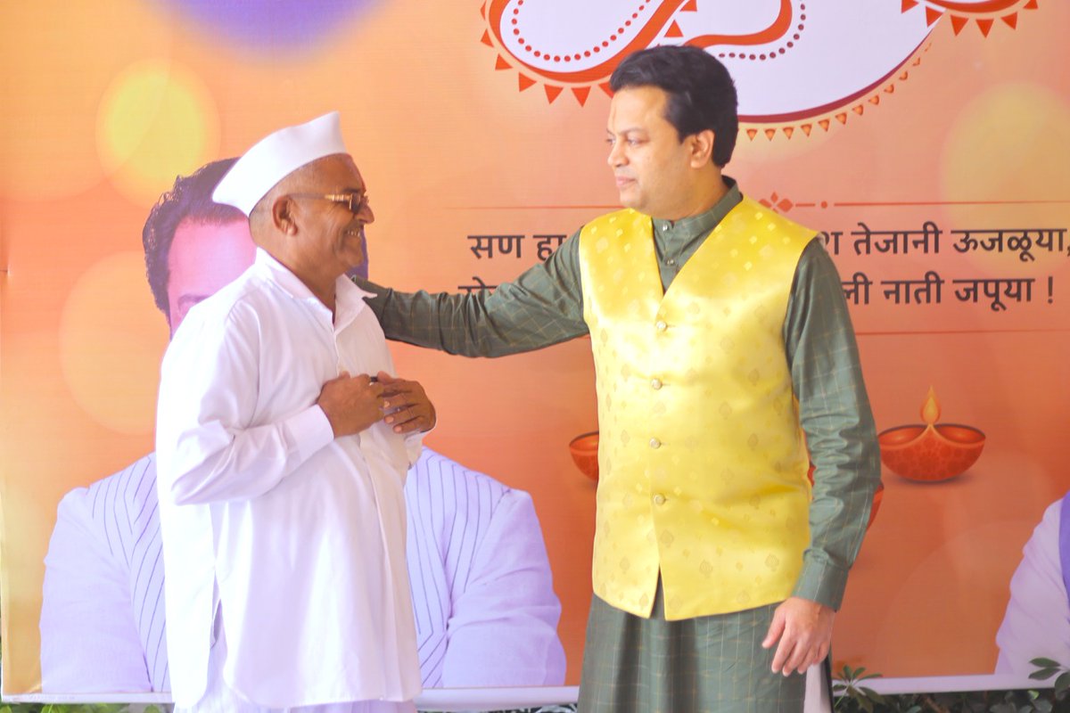 AmitV_Deshmukh's tweet photo. #दिवाळी सणाच्या निमित्ताने आज #बाभळगाव येथील निवासस्थानी विविध संघटनांचे प्रतिनिधी,शैक्षणिक,सामाजिक,सांस्कृतिक यासह सर्वच क्षेत्रात कार्यरत असलेली मान्यवर मंडळी तसेच शेतकरी,नागरिक यांची भेट घेतली.
 त्यांच्यासह दिवाळी फराळाचा आस्वाद घेऊन सर्वांना शुभेच्छा दिल्या.
#HappyDiwali https://t.co/M0GwWJK9dS