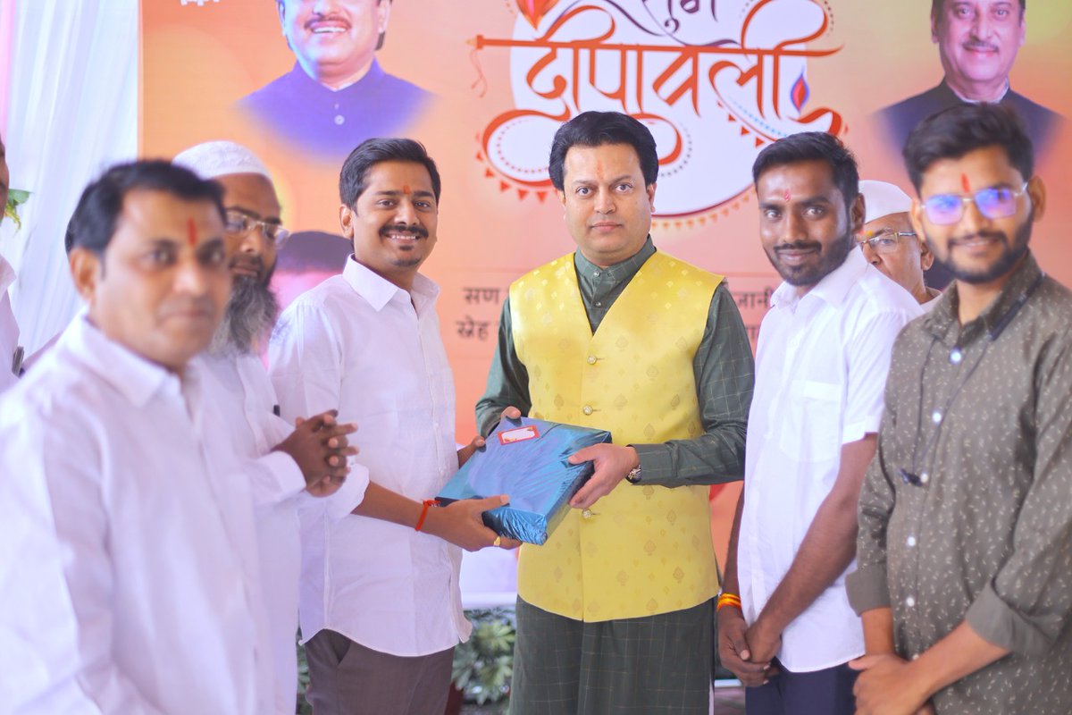 AmitV_Deshmukh's tweet photo. #दिवाळी सणाच्या निमित्ताने आज #बाभळगाव येथील निवासस्थानी विविध संघटनांचे प्रतिनिधी,शैक्षणिक,सामाजिक,सांस्कृतिक यासह सर्वच क्षेत्रात कार्यरत असलेली मान्यवर मंडळी तसेच शेतकरी,नागरिक यांची भेट घेतली.
 त्यांच्यासह दिवाळी फराळाचा आस्वाद घेऊन सर्वांना शुभेच्छा दिल्या.
#HappyDiwali https://t.co/M0GwWJK9dS