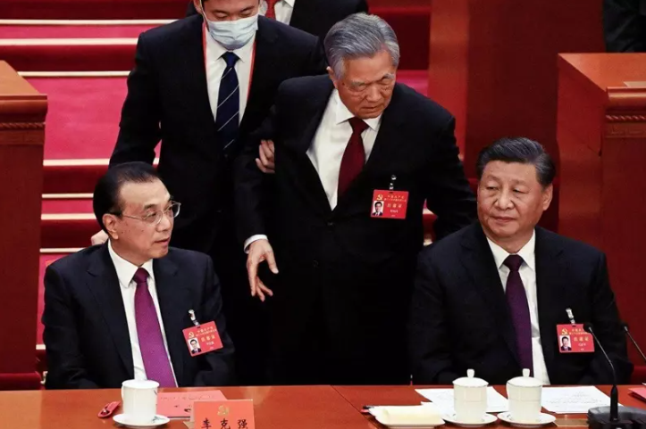 Flager_2021's tweet photo. 【北京“习人帮”:习近平独霸与胡锦涛“红朝危机预言”】
团派被清零、习家军大胜,中共政治核心正式成为“习人帮”。排除威胁人选?胡锦涛为何突然离席?
点击查看详情👉https://t.co/NKZss7G6Kn
#China #HuJingtao #XiJinpingCurseOnChina #flager https://t.co/pNGxHpDQs7