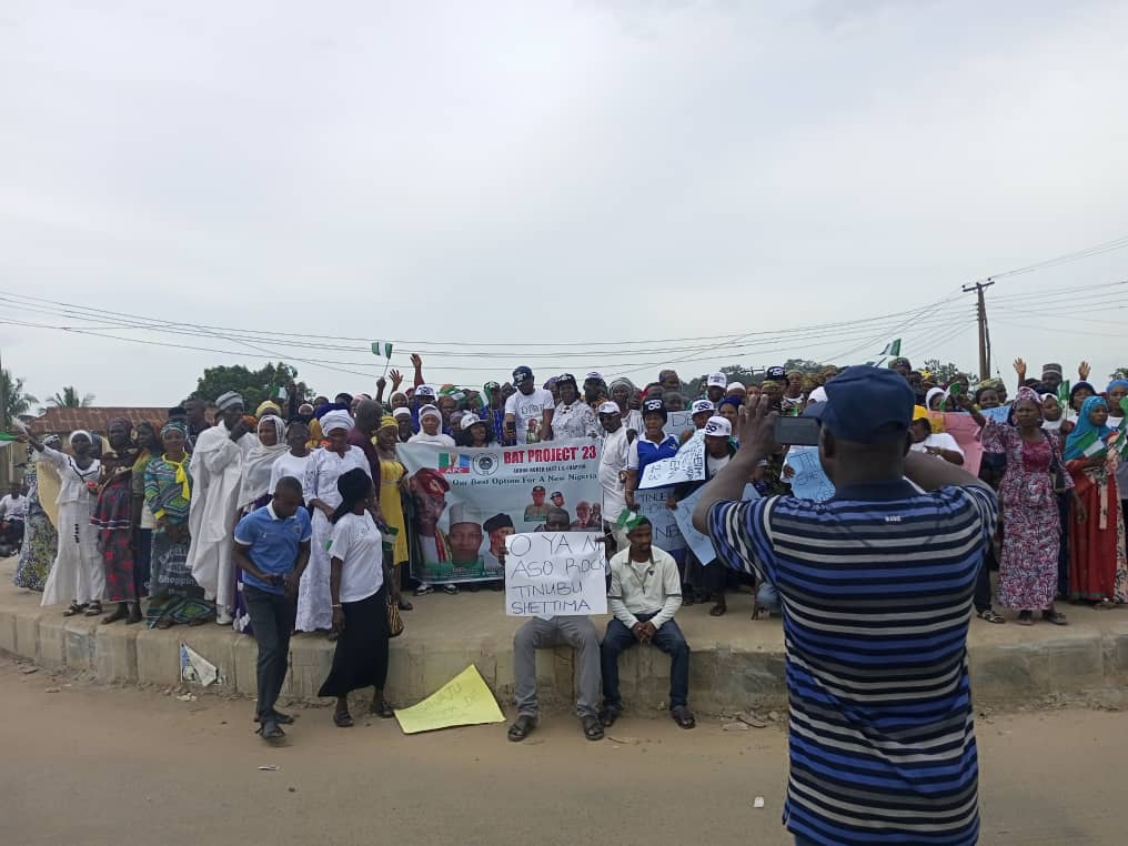 batproject23's tweet photo. If you’re for @officialABAT 2023, let gain followers

Something huge is coming up..

Drop your handle let's follow each other.

BAT PROJECT'23 AKOKO NORTH EAST LG held a sensitization rally on sunday 23-10-2022, d rally was ped by Olori Momoh(The Queen of Olukare and Bar 'ladele https://t.co/GRpLMZERyc