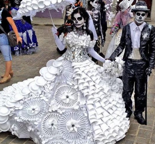 Check out this 'Day of the Dead' costume, made entirely from polystyrene cups, paper plates and plastic cutlery. 😮