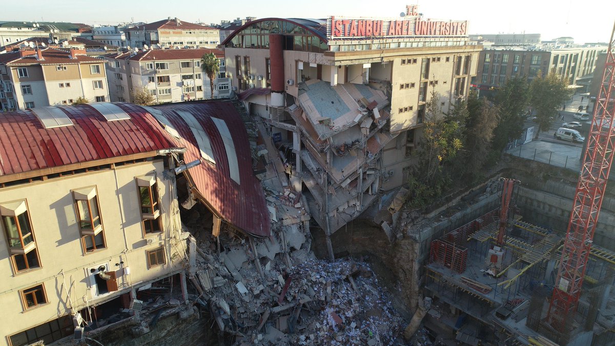 İstanbul’da Arel Üniversitesi'nin binası yanındaki inşaatın istinat duvarının çökmesi nedeniyle çöktü. Bu şehirde bir de büyük deprem bekleniyor varın gerisini siz düşünün.