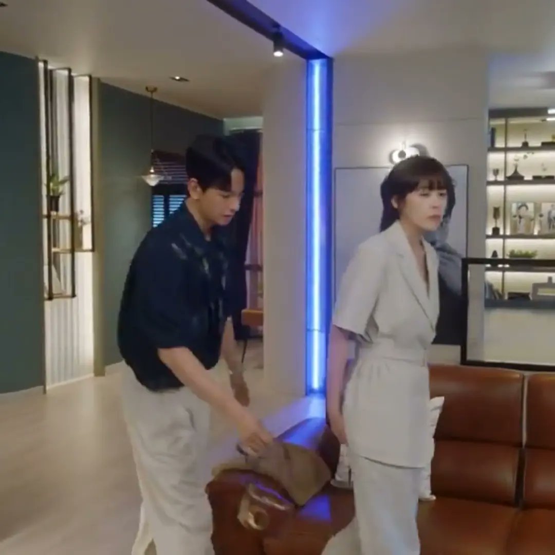 #LeeHaNa carried #CHARLESANDKEITH Bag in KBS2 Drama, #threesiblingsbravely / #threeboldsiblings Ep 8 & 9. #이하나 #삼남매가용감하게 #드라마패션 #찰스앤키스 #kdrama_fashion...