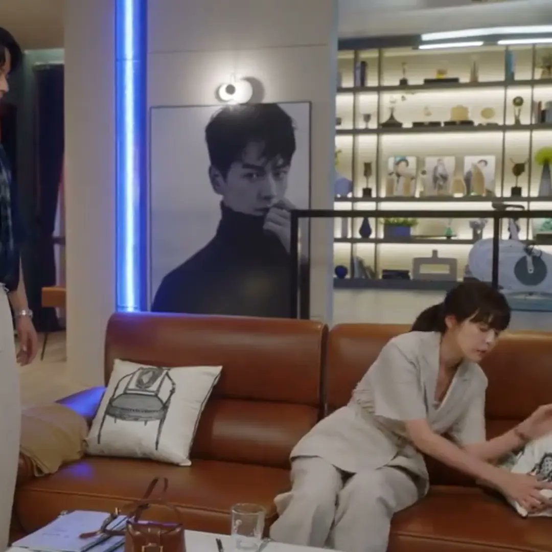 #LeeHaNa carried #CHARLESANDKEITH Bag in KBS2 Drama, #threesiblingsbravely / #threeboldsiblings Ep 8 & 9. #이하나 #삼남매가용감하게 #드라마패션 #찰스앤키스 #kdrama_fashion...