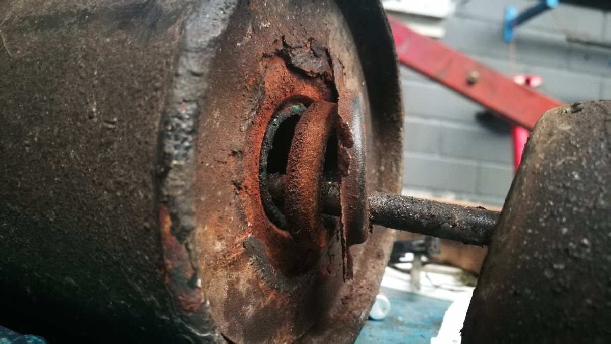 LEMA_Garage's tweet photo. Der rechte Federtopf hat leider ein kleines Aua. So wird das mit dem Umzug leider nichts. 

#citroen #2cv6 #2cv #ente #restauration #oldtimer #kfz #kfzwerkstatt #karosserie #karosseriebau #engelskirchen #lemagarage #werkstatt https://t.co/E43HxZVYJy
