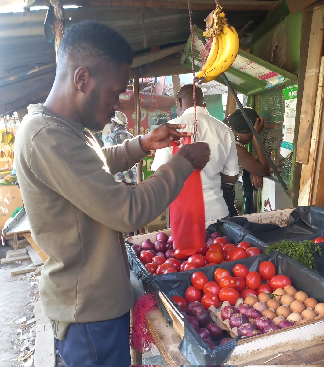 ManSoloh_'s tweet photo. We all know this year has been a tough one moreso the issue of inflation which has led to the high cost of living. What should the government do inorder to improve the life of the common mwananchi as we continue maintaining peace and unity in the nation? Drop your comment below👇 https://t.co/bat4m1Y338