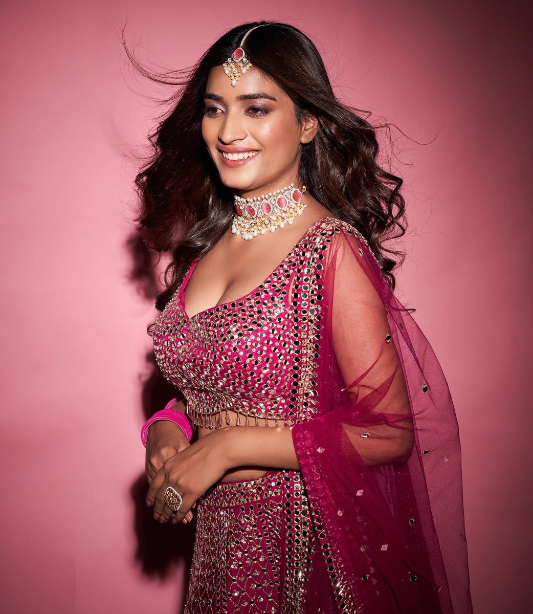 ManyaSinghMI's tweet photo. Light up your hearts for inner illumination this Diwali, welcoming peace & positivity! आप सभी को दीपावली की अनेक शुभकामनाएँ ✨🪔🙏
HAPPY DIWALI ❤️❤️
#ManyaSingh #Manyians #ManyaArmy #ManyaFam #ManyaFans #ManyaFandom #BiggBoss #BiggBoss16 #BB16 https://t.co/coWOCdUAEQ