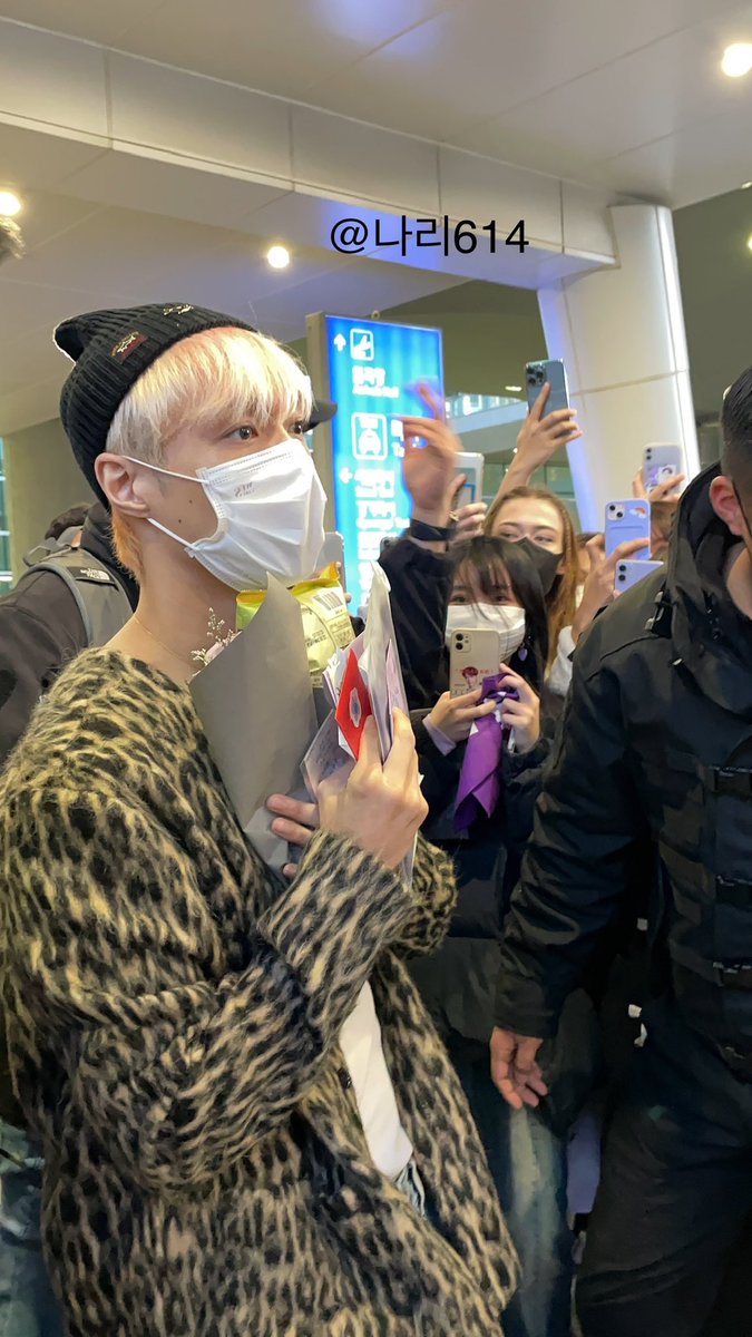 YIXING SUDAH SAMPAI DI KOREA GUYSSS!!!!

LAY DI NEGARA YANG SAMA DENGAN MEMBERS LAINNYA 😭 ⭐