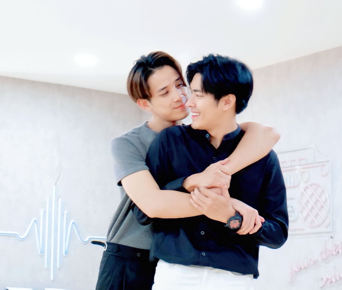 ArtSirirach_Fc's tweet photo. 23/10/22
เบส & อาร์ท
@worapon_bess
@artlantisx
นสด.Time the series
WorkShop
#TimetheseriesWorkshop
#Timeผ่านเวลา
#Timetheseries
#SeriesY
#GYBentertainment
#Mflowentertainment
#Gooddramastudio
#เบสอาร์ทTimetheseries
#BessWorapon
#เบสวรพล
#อาร์ทสิริราช
#ArtSirirach https://t.co/2KqtlF4Z1T