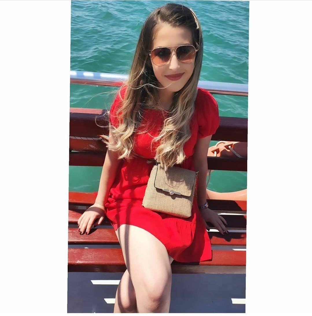 ahmetkuz16's tweet photo. takipcimin 28 yasindaki ablasinin fotolarını atmaya devam ediyor sizce hangi elbise daha çok yakışmış soruyor https://t.co/6eHe7wncc8