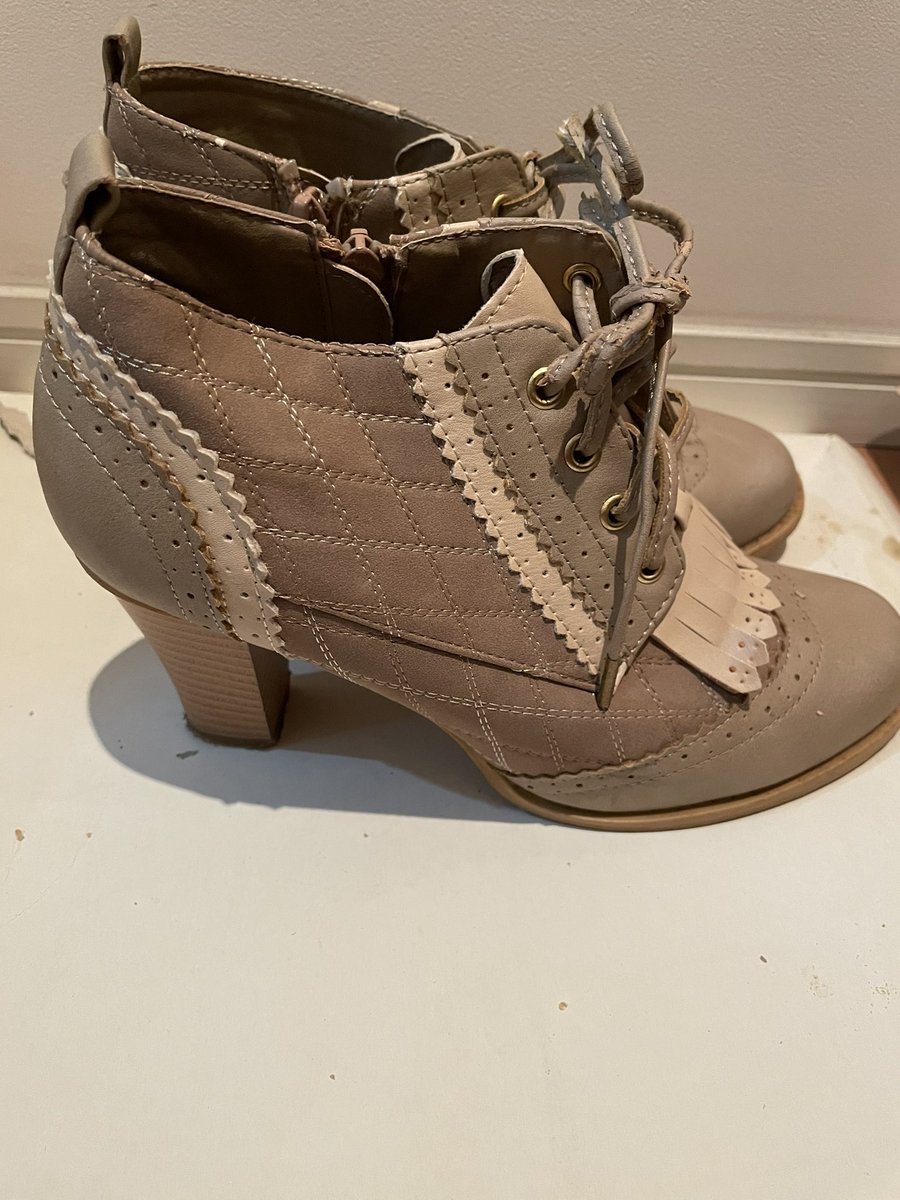 あまり使ってないのですが、JK時代に履いていたショートブーツです👢
5000円で売ります❤️
#足物　#足フェチ　#ブーツ　#売り子　#下着売り子