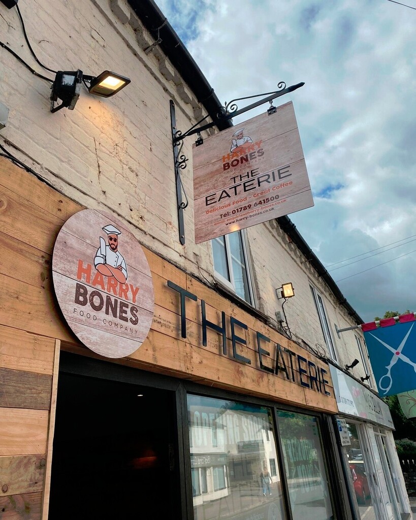 Acorn_Creative's tweet image. Signs fitted recently for the new @harrybonesfoodcompany  @the_eaterie  in Bidford-on-Avon.  Stand off lettering and logo along with a hanging sign and window graphics.

#signage #standofflettering #fasciasign #signmaker #eaterie #hangingsign #windowgrap… instagr.am/p/CkFscWuoH8A/