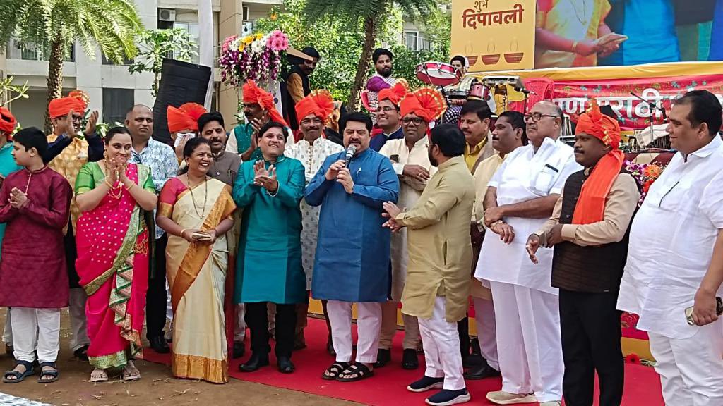 manoj_kotak's tweet photo. उत्सव दीपावलीचा, उत्सव आनंदाचा !!

आज भांडुप येथे "आपण मराठी संस्था रुणवाल ग्रीन्स" तर्फे आयोजित "दिवाळी पहाट" कार्यक्रमामध्ये सहभागी झालो आणि मराठीतील दिग्गज कलाकारांच्या सुमधुर संगीताचा व इतर सांस्कृतिक कार्यक्रमाचा आनंद घेतला व जल्लोषात दिवाळी साजरी केली. 
#HappyDiwali_2022 https://t.co/ZW1sDsRCMv