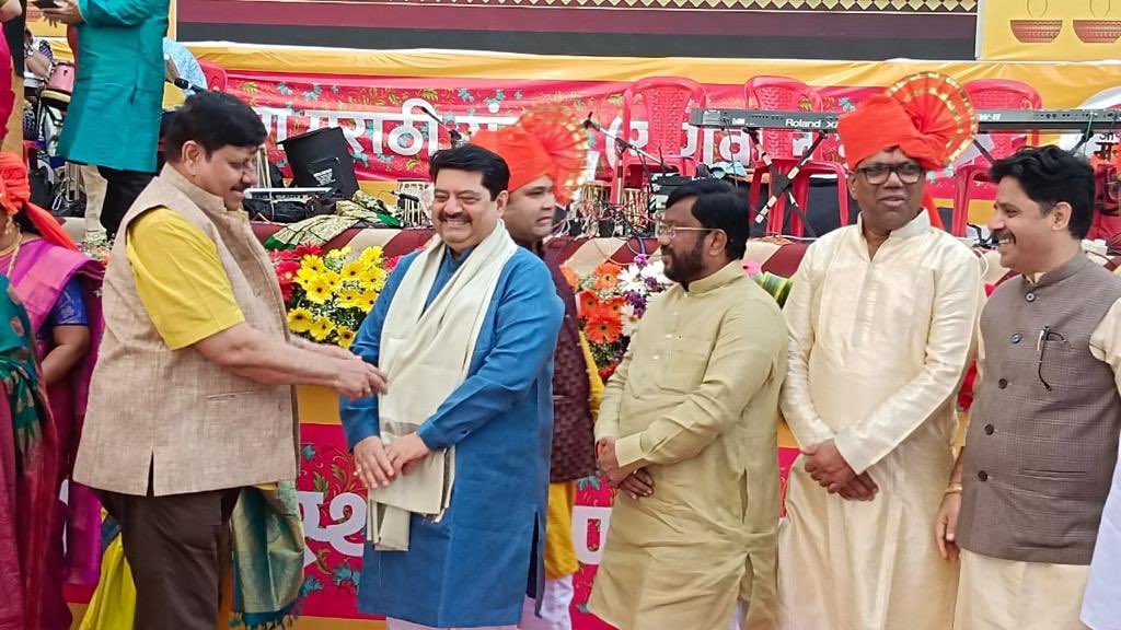 manoj_kotak's tweet photo. उत्सव दीपावलीचा, उत्सव आनंदाचा !!

आज भांडुप येथे "आपण मराठी संस्था रुणवाल ग्रीन्स" तर्फे आयोजित "दिवाळी पहाट" कार्यक्रमामध्ये सहभागी झालो आणि मराठीतील दिग्गज कलाकारांच्या सुमधुर संगीताचा व इतर सांस्कृतिक कार्यक्रमाचा आनंद घेतला व जल्लोषात दिवाळी साजरी केली. 
#HappyDiwali_2022 https://t.co/ZW1sDsRCMv